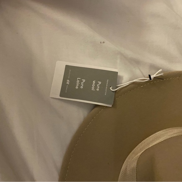 Small ? S/54 is size color is tan and cream h&m wool hat - Picture 5 of 7